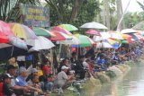  Lomba mancing yang diselenggarakan oleh Kodim 1002 Barabai di kolam halaman belakang Makodim, Kota Barabai, Minggu (1/7) dihadiri anggota Forkopimda dan seluruh peserta. Lomba mancing ini diikuti oleh 168 peserta berasal dari Kabupaten atau Kota se-Kalsel dan ada juga dari Provinsi Kaltim dengan total hadiah sebesar Rp.32.500.000.