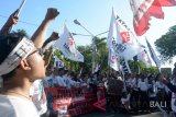 Massa yang tergabung dalam For Bali melakukan aksi demo tolak reklamasi Teluk Benoa di depan Kantor Gubernur Bali, Minggu (22/7). Dalam aksinya tersebut For Bali tersebut mendesak Gubernur Bali dan DPRD Bali bersikap secara kelembagaan untuk menolak rencana reklamasi Teluk Benoa dan meminta agar Perpres 51 tahun 2014 dibatalkan serta mengembalikan Teluk Benoa menjadi kawasan konservasi. ATARA FOTO/Wira Suryantala/wdy/2018