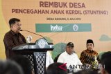 Wakil Presiden Jusuf Kalla (kiri) menyampaikan pidato disaksikan Gubernur NTB TGB Zainul Majdi (kanan) dan Menteri Pekerjaan Umum dan Perumahan Rakyat (PUPR) Basuki Hadimuljono (tengah) saat menghadiri Rembuk Desa Pencegahan Stunting di Desa Dakung, Kecamatan Praya Tengah, Praya, Lombok Tengah, NTB, Kamis (5/7). Kunjungan tersebut dilakukan untuk melihat dari dekat berbagai program pencegahan stunting (anak kerdil) dan upaya konvergensi pada tingkat desa di Lombok Tengah. ANTARA FOTO/Ahmad Subaidi/wdy/2018