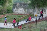 Sejumlah Siswa Mengenal Nusantara (SMN) asal Lampung mengunjungi obyek wisata sejarah Benteng Otanaha di Kota Gorontalo. (Foto Adiwinata)