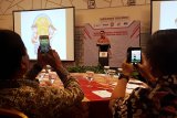 Sebanyak 23 pelajar berprestasi yang akan diberangkatkan ke Semarang, Jawa Tengah mengikuti pembekalan Siswa Mengenal Nusantara 2018 di Pontianak, Kalbar, Sabtu (11/8). Dalam pembekalan SMN 2018 yang merupakan bagian dari program BUMN Hadir Untuk Negeri tersebut, dihadiri oleh Direktur Human Capital Management PT Waskita Karya, Hadjar Seti Adji, Direktur SDM PT Sucofindo (Persero), Rozainbahri Noor dan Kepala Dinas Pendidikan dan Kebudayaan Provinsi Kalimantan Barat, Suprianus Herman. ANTARA FOTO/Jessica Helena Wuysang/18 