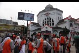 Siswa Mengenal Nusantara (SMN) asal Papua Barat mengunjungi Kantor Besar Pos Medan, Sumatra Utara, Senin (13/8). Kegiatan yang diikuti sebanyak 30 siswa asal Papua Barat itu bertujuan untuk memperkenalkan keberadaan dan kegiatan kantor pos. ANTARA FOTO/Septianda Perdana/