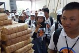 Sejumlah peserta Siswa Mengenal Nusantara 2018 mengunjungi Kantor PT Sucofindo (Persero) di Kabupaten Kubu Raya, Kalbar, Sabtu (11/8). Kunjungan 23 pelajar SMN 2018 ke PT Sucofindo yang merupakan salah satu Badan Usaha Milik Negara (BUMN) tersebut, merupakan rangkaian dari program BUMN Hadir Untuk Negeri. ANTARA FOTO/Jessica Helena Wuysang/18