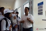 Sejumlah peserta Siswa Mengenal Nusantara 2018 mengunjungi Kantor PT Sucofindo (Persero) di Kabupaten Kubu Raya, Kalbar, Sabtu (11/8). Kunjungan 23 pelajar SMN 2018 ke PT Sucofindo yang merupakan salah satu Badan Usaha Milik Negara (BUMN) tersebut, merupakan rangkaian dari program BUMN Hadir Untuk Negeri. ANTARA FOTO/Jessica Helena Wuysang/18