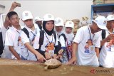 Sejumlah peserta Siswa Mengenal Nusantara 2018 mengunjungi Kantor PT Sucofindo (Persero) di Kabupaten Kubu Raya, Kalbar, Sabtu (11/8). Kunjungan 23 pelajar SMN 2018 ke PT Sucofindo yang merupakan salah satu Badan Usaha Milik Negara (BUMN) tersebut, merupakan rangkaian dari program BUMN Hadir Untuk Negeri. ANTARA FOTO/Jessica Helena Wuysang/18