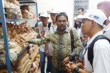 Sejumlah peserta Siswa Mengenal Nusantara 2018 mengunjungi Kantor PT Sucofindo (Persero) di Kabupaten Kubu Raya, Kalbar, Sabtu (11/8). Kunjungan 23 pelajar SMN 2018 ke PT Sucofindo yang merupakan salah satu Badan Usaha Milik Negara (BUMN) tersebut, merupakan rangkaian dari program BUMN Hadir Untuk Negeri. ANTARA FOTO/Jessica Helena Wuysang/18