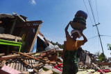 Korban Gempa Selamatkan Barang