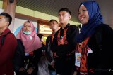 Sebanyak 23 pelajar Siswa Mengenal Nusantara 2018 bersiap berangkat di Bandara Supadio, Kabupaten Kubu Raya, Kalbar, Sabtu (11/8). 23 pelajar tersebut diberangkatkan PT Waskita Karya dan PT Sucofindo (persero) ke Semarang, Jawa Tengah untuk belajar tentang kebudayaan, pariwisata, sumber daya alam dan tradisi masyarakat di daerah setempat. Selain itu juga untuk memupuk semangat kebangsaan, rasa persatuan dan kebhinekaan. ANTARA FOTO/Jessica Helena Wuysang/18