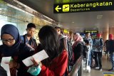 Sebanyak 23 pelajar Siswa Mengenal Nusantara 2018 bersiap berangkat di Bandara Supadio, Kabupaten Kubu Raya, Kalbar, Sabtu (11/8). 23 pelajar tersebut diberangkatkan PT Waskita Karya dan PT Sucofindo (persero) ke Semarang, Jawa Tengah untuk belajar tentang kebudayaan, pariwisata, sumber daya alam dan tradisi masyarakat di daerah setempat. Selain itu juga untuk memupuk semangat kebangsaan, rasa persatuan dan kebhinekaan. ANTARA FOTO/Jessica Helena Wuysang/18