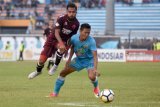 Pertandingan Persela Lamongan melawan PSM Makassar dalam lajutan Liga 1 di Stadion Surajaya Lamongan, Jawa Timur, Jumat (10/8). Persela Lamongan bermain imbang dengan PSM Makassar dengan skor 1-1. Antara Jatim/M Risyal Hidayat/mas/18.