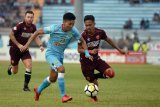 Pertandingan Persela Lamongan melawan PSM Makassar dalam lajutan Liga 1 di Stadion Surajaya Lamongan, Jawa Timur, Jumat (10/8). Persela Lamongan bermain imbang dengan PSM Makassar dengan skor 1-1. Antara Jatim/M Risyal Hidayat/mas/18.