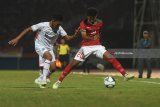 Pesepak bola Indonesia U-16 Amirudin Bagus Kahfi (kanan) menggiring bola dan berusaha direbut pesepak bola Timor Leste U-16 Juvito Moniz (kiri) dalam laga penyisihan grup A Piala AFF U-16 di Gelora Delta Sidoarjo, Sidoarjo, Jawa Timur, Sabtu (4/8). Indonesia menang atas Timor Leste dengan skor 3-0 dan memastikan Indonesia melaju ke babak semi final. Antara Jatim/Zabur Karuru/18