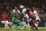 Pesepak bola Indonesia U-16 M. Salman (kanan) berusaha menyundul bola saat kemelut di depan gawang Timor Leste U-16 dalam laga penyisihan grup A Piala AFF U-16 di Gelora Delta Sidoarjo, Sidoarjo, Jawa Timur, Sabtu (4/8). Indonesia menang atas Timor Leste dengan skor 3-0 dan memastikan Indonesia melaju ke babak semi final. Antara Jatim/Zabur Karuru/18