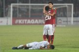 Pesepak bola Indonesia U-16 Amirudin Bagus Kahfi (kiri) memeluk Rendy Juliansyah ketika berhasil mengalahkan Timor Leste U-16 dalam laga penyisihan grup A Piala AFF U-16 di Gelora Delta Sidoarjo, Sidoarjo, Jawa Timur, Sabtu (4/8). Indonesia menang atas Timor Leste dengan skor 3-0 dan memastikan Indonesia melaju ke babak semi final. Antara Jatim/Zabur Karuru/18