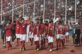 Pesepak bola Indonesia U-16 bersama tim official melambaikan tangan ke suporter ketika berhasil mengalahkan Timor Leste U-16 dalam laga penyisihan grup A Piala AFF U-16 di Gelora Delta Sidoarjo, Sidoarjo, Jawa Timur, Sabtu (4/8). Indonesia menang atas Timor Leste dengan skor 3-0 dan memastikan Indonesia melaju ke babak semi final. Antara Jatim/Zabur Karuru/18