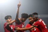 Pesepak bola Indonesia U-16 Amirudin Bagus Kahfi (kedua kiri) melakukan selebrasi ketika berhasil mencetak gol ke gawang Timor Leste U-16 dalam laga penyisihan grup A Piala AFF U-16 di Gelora Delta Sidoarjo, Sidoarjo, Jawa Timur, Sabtu (4/8). Indonesia menang atas Timor Leste dengan skor 3-0 dan memastikan Indonesia melaju ke babak semi final. Antara Jatim/Zabur Karuru/18