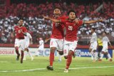 Pesepak bola Indonesia U-16 Amirudin Bagus Kahfi (kanan) melakukan selebrasi ketika berhasil mencetak gol ke gawang Timor Leste U-16 dalam laga penyisihan grup A Piala AFF U-16 di Gelora Delta Sidoarjo, Sidoarjo, Jawa Timur, Sabtu (4/8). Indonesia menang atas Timor Leste dengan skor 3-0 dan memastikan Indonesia melaju ke babak semi final. Antara Jatim/Zabur Karuru/18