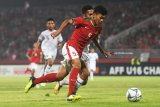 Pesepak bola Indonesia U-16 Sutan Diego (kanan) berusaha melewati pesepak bola Timor Leste U-16 Jaimito A. Da. Costa (kiri) dalam laga penyisihan grup A Piala AFF U-16 di Gelora Delta Sidoarjo, Sidoarjo, Jawa Timur, Sabtu (4/8). Indonesia menang atas Timor Leste dengan skor 3-0 dan memastikan Indonesia melaju ke babak semi final. Antara Jatim/Zabur Karuru/18