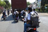 Sejumlah pelajar menaiki sepada motor tanpa menggunakan helm di Jalan Raya Pantura Besuki, Situbondo, Jawa Timur, Selasa (28/8). Tindakan pelajar tersebut membahayakan diri sendiri, orang lain dan seharusnya mendapat perhatian dari petugas berwenang. Antara Jatim/Seno/mas/18.