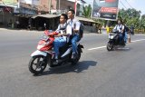 Sejumlah pelajar menaiki sepada motor tanpa menggunakan helm di Jalan Raya Pantura Besuki, Situbondo, Jawa Timur, Selasa (28/8). Tindakan pelajar tersebut membahayakan diri sendiri, orang lain dan seharusnya mendapat perhatian dari petugas berwenang. Antara Jatim/Seno/mas/18.