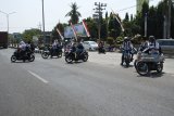 Sejumlah pelajar menaiki sepada motor tanpa menggunakan helm di Jalan Raya Pantura Besuki, Situbondo, Jawa Timur, Selasa (28/8). Tindakan pelajar tersebut membahayakan diri sendiri, orang lain dan seharusnya mendapat perhatian dari petugas berwenang. Antara Jatim/Seno/mas/18.