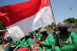 Massa dari Gerakan Perempuan Lakardowo Mandiri (Green Woman) melakukan aksi duduk sembari memegang bendera di depan Kantor Gubernur Jawa Timur di Surabaya, Jawa Timur, Kamis (9/8). Mereka menuntut agar Gubernur Jawa Timur dan Menteri Lingkungan hidup dan Kehutanan melakukan pembersihan limbah bahan berbahaya dan beracun (B3) di Desa Lakardowo, Mojokerto serta mengumumkan hasil audit lingkungan PT PRIA yang diduga melakukan pencemaran di kawasan tersebut. Antara jatim/Moch Asim/18