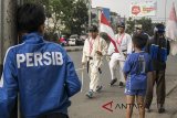 Sejumlah atlet peraih medali saat Peparnas XV Jawa Barat melakukan aksi jalan kaki menuju Jakarta di Bandung, Jawa Barat, Sabtu (4/8). Enam atlet paralimpik tersebut melakukan aksi berjalan kaki menuju Gelora Bung Karno dan berencana mengembalikan medali emas dan perak yang diraih saat Peparnas XV kepada Presiden Indonesia karena masih menggantungnya kasus pemotongan bonus dan wajib setor 25 persen ke National Parlympic Comitte Indonesia Pusat dan Jawa Barat. ANTARA JABAR/Novrian Arbi/agr/18