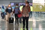 Sejumlah penumpang pesawat keluar dari terminal kedatangan di Bandara Internasional Supadio, Kabupaten Kubu Raya, Kalbar, Senin (20/8). Walau kabut asap akibat kebakaran hutan dan lahan tengah melanda Kota Pontianak dan Kabupaten Kubu Raya, arus kedatangan dan keberangkatan di bandara tersebut masih berjalan normal. ANTARA FOTO/Jessica Helena Wuysang/18 