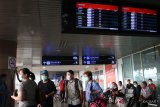 Sejumlah penumpang pesawat keluar dari terminal kedatangan di Bandara Internasional Supadio, Kabupaten Kubu Raya, Kalbar, Senin (20/8). Walau kabut asap akibat kebakaran hutan dan lahan tengah melanda Kota Pontianak dan Kabupaten Kubu Raya, arus kedatangan dan keberangkatan di bandara tersebut masih berjalan normal. ANTARA FOTO/Jessica Helena Wuysang/18 