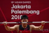 Lifter Indonesia Rahmat Erwin Abdullah melakukan angkatan 