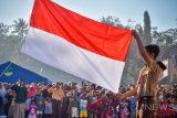 Sejumlah pengungsi korban gempa bumi mengikuti apel bendera peringatan HUT ke-73 RI di Posko Pengungsian Gunungsari, Lombok Barat, NTB, Jumat (17/8/2018). (ANTARA FOTO/Ahmad Subaidi)