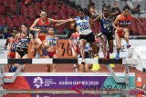 Sejumlah pelari melewati rintangan air saat final nomor Lari Halang Rintang Putri 3000M Asian Games ke-18 Tahun 2018 di Stadion Utama Gelora Bung Karno Senayan, Jakarta, Senin (27/8/2018). (ANTARA FOTO/INASGOC/Andika Wahyu)