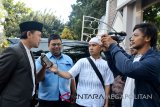 Wali Kota Bogor  Jawa Barat, Bima Arya Sugiarto  saat menjawab pertanyana para Wartawan usai memberikan sambutan dan Shalat  Idul Adha 1439 H/2018 M, di Masjid Al Mi`raj Kota Bogor. (Megapolitan.Antaranews.Com/Foto: M.Tohamaksun).