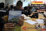 Peserta Siswa Mengenal Nusantara (SMN) asal kota Bandung, Jawa Barat menunjukkan buku 