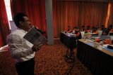 Kepala LKBN Antara Biro Jawa Timur Slamet Hadi Purnomo memberikan pengantar kepada peserta Siswa Mengenal Nusantara (SMN) asal Sumatera Selatan saat mengikuti kegiatan bedah buku 