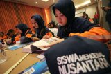 Peserta Siswa Mengenal Nusantara (SMN) asal Sumatera Selatan mengikuti kegiatan bedah buku 