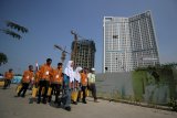 Sejumlah peserta Siswa Mengenal Nusantara (SMN) 2018 asal Sumatera Selatan berkeliling melihat pembangunan proyek super blok PP Properti Tbk, Grand Sungkono Lagoon saat berkunjung di Surabaya, Jawa Timur, Selasa (14/8). Kegiatan tersebut untuk mengenalkan sejumlah proyek yang dibangun PP Properti sebagai salah satu BUMN yang bergerak di bidang jasa konstruksi, realti dan properti. Antara Jatim/Moch Asim/18.