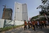 Sejumlah peserta Siswa Mengenal Nusantara (SMN) 2018 asal Sumatera Selatan berkeliling melihat pembangunan proyek super blok PP Properti Tbk, Grand Sungkono Lagoon saat berkunjung di Surabaya, Jawa Timur, Selasa (14/8). Kegiatan tersebut untuk mengenalkan sejumlah proyek yang dibangun PP Properti sebagai salah satu BUMN yang bergerak di bidang jasa konstruksi, realti dan properti. Antara Jatim/Moch Asim/18.