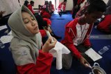 Sejumlah peserta Siswa Mengenal Nusantara (SMN) dari Sumatera Selatan belajar membatik saat berkunjung ke pusat batik tulis Tresna Art di Bangkalan, Jawa Timur, Sabtu (18/8). Dalam kegiatan program 