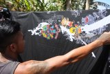 Pekerja menjemur batik motif Asian Games di industri rumahan 