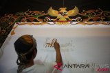 Pengrajin menyelesaikan batik teks proklamasi di Mahkota Batik Laweyan, Solo, Jawa Tengah, Jumat (10/8/2018). Batik dengan motif 'kamardikan' itu diproduksi untuk memeriahkan HUT ke-73 RI sekaligus promosi wisata bagi Kampung Batik Laweyan. ANTARA FOTO/Maulana Surya/foc/18.