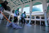 Warga membersihkan lantai saat Gerakan Bersih-Bersih Masjid di Masjid Nasional Al Akbar Surabaya, Jawa Timur, Senin (20/8). Gerakan Bersih-Bersih Masjid yang diinisiasi oleh PT Unilever Indonesia Tbk bekerjasama dengan Dewan Masjid Indonesia dan digelar di 2.000 masjid di Indonesia itu untuk menyambut hari raya Idul Adha. Antara Jatim/Didik Suhartono/mas/18.