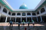 Warga membersihkan lantai saat Gerakan Bersih-Bersih Masjid di Masjid Nasional Al Akbar Surabaya, Jawa Timur, Senin (20/8). Gerakan Bersih-Bersih Masjid yang diinisiasi oleh PT Unilever Indonesia Tbk bekerjasama dengan Dewan Masjid Indonesia dan digelar di 2.000 masjid di Indonesia itu untuk menyambut hari raya Idul Adha. Antara Jatim/Didik Suhartono/mas/18.