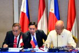 Menteri Pertahanan RI Jenderal TNI (Purn) Ryamizard Ryacudu (kiri) dan Menteri Pertahanan Filipina Delfin Lorenzana (kanan) menandatangani nota kesepahaman saat Bilateral Meeting Philippines-Indonesia di Manila, Filipina, Jumat (10/8/2018). Menhan Ryamizard Ryacudu melakukan kunjungan kerja ke Filipina untuk meningkatkan kemitraan strategis kedua negara khususnya di bidang kerja sama pertahanan dan keamanan, termasuk pemberantasan terorisme di masa mendatang dengan melibatkan kekuatan darat, laut dan udara. (ANTARA FOTO/HO/Dok Puskom Kemhan Juli Syawaludin)