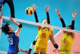 Pebola voli Jepang Ai Kurogo (kiri) melepas smash ke tim China pada pertandingan babak semifinal bola voli putri Asian Games 2018 di Tennis Indoor Senayan, Jakarta, Jumat (31/8/2018). China menang 3-0. (ANTARA FOTO/INASGOC/Fanny Octavianus)