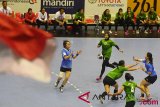 Pemain bola tangan putri Hong Kong, ChingYu Wong (kanan) dihadang pemain putri Indonesia, Lia Apriiliana (ketiga kanan) pada pertandingan babak penyisihan grup B Asian Games 2018 di GOR POPKI Cibubur, Jakarta, Selasa (21/8/2018). (ANTARA FOTO/ INASGOC/Bram Selo Agung)