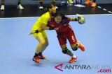 Pemain bola tangan putri Thailand Jenjira Paochanoun (kanan) berusaha melewati pemain bola tangan Jepang Aya Yokoshima (kiri) dalam babak penyisihan group B bola tangan wanita Asian Games 2018, di GOR POPKI, Cibubur, Jakarta, Selasa (14/8/2018). (INASGOC/Ridhwan Siregar)