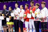 Pebulu tangkis ganda campuran peraih medali bulu tangkis nomor perorangan Asian Games 2018 dari Cina, Hong Kong, dan Indonesia, berfoto bersama usai upacara penyerahan medali di Istora Senayan, Jakarta, Senin (27/8/2018). (ANTARA FOTO/INASGOC/Nafielah Mahmudah)