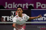 Pebulu tangkis tunggal putra Indonesia Jonatan Christie mengembalikan kok ke arah lawan pebulu tangkis Cina Shi Yuqi, pada babak pertama nomor perorangan Asian Games 2018 di Istora Senayan, Jakarta, Jumat (24/8/2018). (ANTARA FOTO/INASGOC/Puspa Perwitasari)