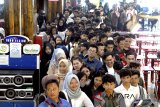 Sejumlah pencari kerja memadati Bursa Kerja Expo 2018 di Mall BTM, Kota Bogor, Jawa Barat, Kamis (9/8). Bursa kerja yang diikuti puluhan perusahaan dari berbagai bidang tersebut menyediakan ribuan lowongan kerja guna menekan angka pengangguran. ANTARA JABAR/Yulius Satria Wijaya/agr/18.